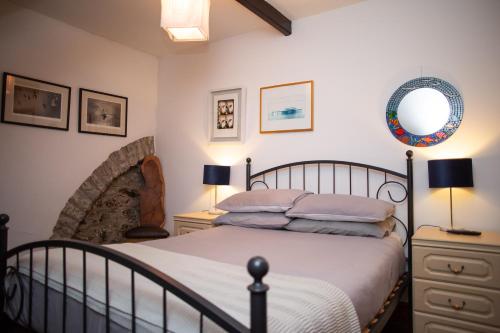 En eller flere senge i et værelse på Chapel House Newgale