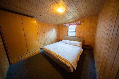 En eller flere senge i et værelse på Chata SKI Jezersko