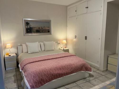 een slaapkamer met een groot bed en twee nachtkastjes bij De la Danza in Sevilla