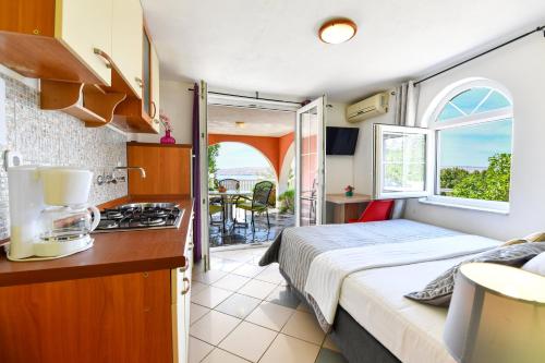 una camera con letto e una cucina con piano cottura di Villa Lilly 2 a Cesarica