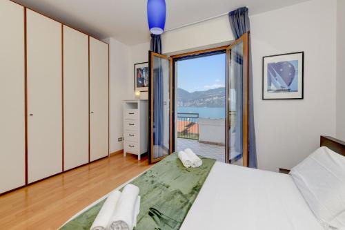 En eller flere senge i et værelse på Villa Mimosa-Con piscina e vista lago