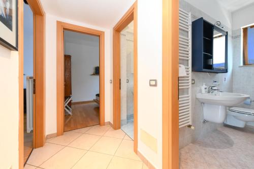 Et badeværelse på Villa Mimosa-Con piscina e vista lago