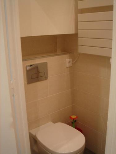 Elle comprend une petite salle de bains pourvue de toilettes. dans l'établissement Eiffel Tower studio with patio, à Paris
