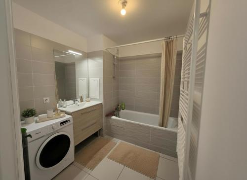 Koupelna v ubytování Opposite Metro 14, Cozy Guest Room with Garden & Free Parking, 5 min Orly Airport, 7 min Paris