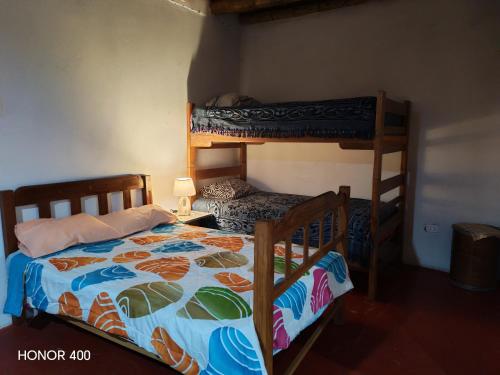 Chincha BajaCasita de camucha的一间带两张双层床的卧室