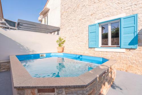 Villa Weiße Feder near Fazana for 5 persons with small heated pool & sea view - only 1,2 km from beach