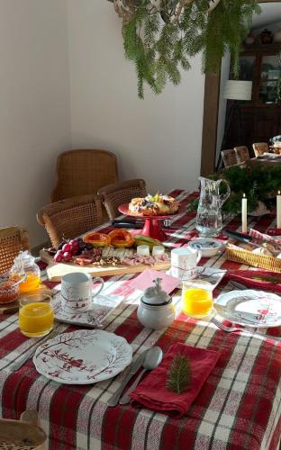 een tafel met een tafelkleed met voedsel erop bij Casa do Juiz in Barca da Amieira
