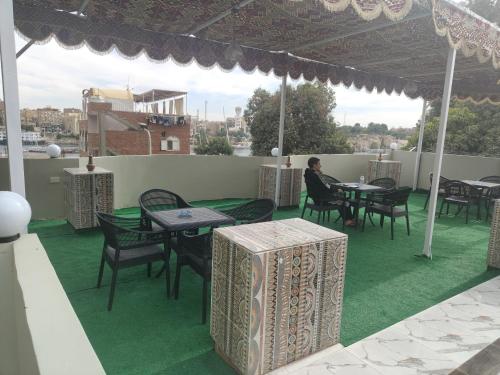 阿斯旺Nuba Nest的坐在庭院桌子上的女人