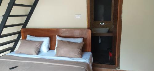 En eller flere senge i et værelse på Arundekar stay 3 minutes walk beach non ac