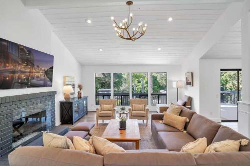 Khu vực ghế ngồi tại Fallbrook Pool & Spa Wine Country Estate