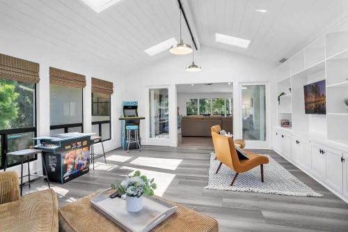 TV/trung tâm giải trí tại Fallbrook Pool & Spa Wine Country Estate