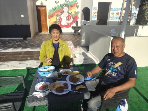 阿斯旺Nuba Nest的坐在餐桌旁吃饭的男人和女人