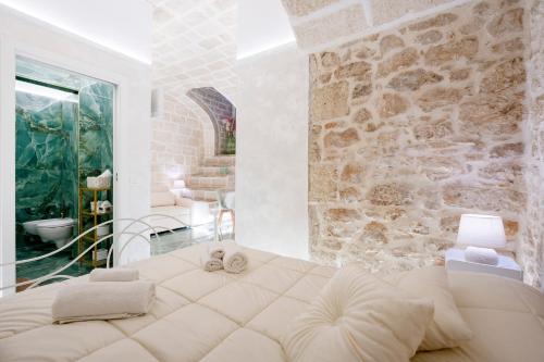 una camera da letto con un letto grande con un muro di pietra di Stella Marina a Molfetta