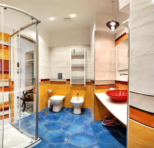 un bagno con wc e doccia in vetro di Cannone53 a Napoli