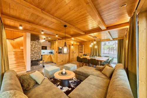 een woonkamer met een bank en een tafel bij Rezidence Za Vodou - Čáp in Cerny Dul