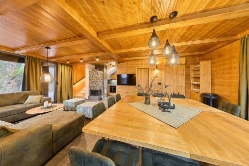 een woonkamer met een bank en een eettafel bij Rezidence Za Vodou - Čáp in Cerny Dul