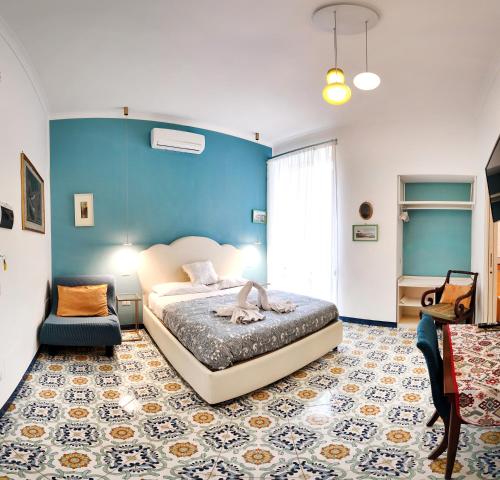 una camera da letto con un letto e una parete blu di Cannone53 a Napoli