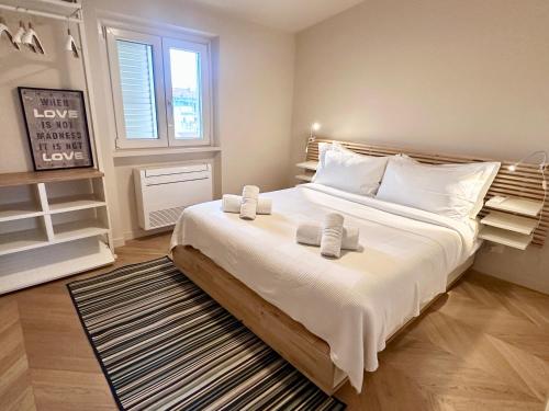 ein Schlafzimmer mit einem großen Bett, auf dem Handtücher liegen in der Unterkunft Front Beach Apartments - Attic in Viareggio