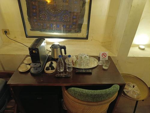 een tafel met een koffiezetapparaat en glazen erop bij Zerzembe Boutique Hotel in Sanlıurfa