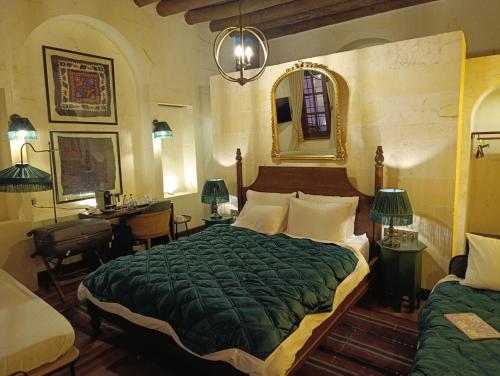 een slaapkamer met een bed, een bureau en een spiegel bij Zerzembe Boutique Hotel in Sanlıurfa