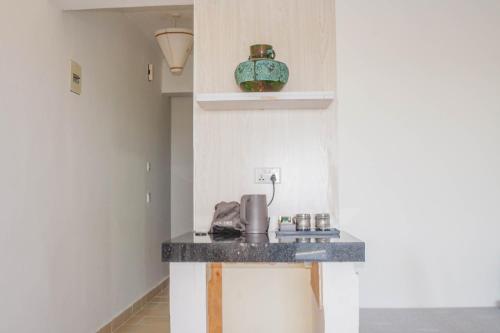 une cuisine avec un comptoir et un évier dans l'établissement Diani Sands International Hotel, à Galu