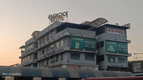 Tòa nhà nơi khách sạn tọa lạc