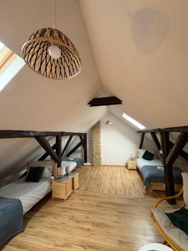 een kamer met 2 bedden en een balkenplafond bij Dom w górach Zacisze lasu in Sucha Beskidzka