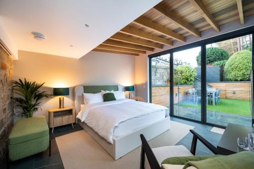 En eller flere senge i et værelse på Garden Rooms Edinburgh