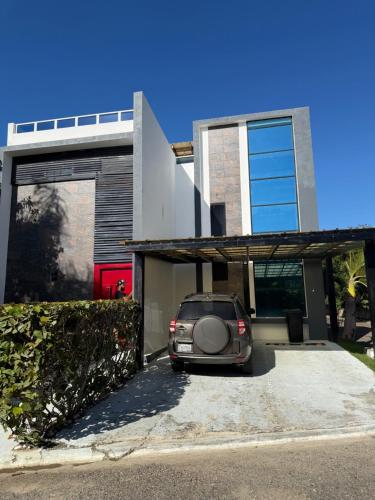 een auto geparkeerd voor een huis bij Caribbean getaway Villa 30 in Puerto Plata