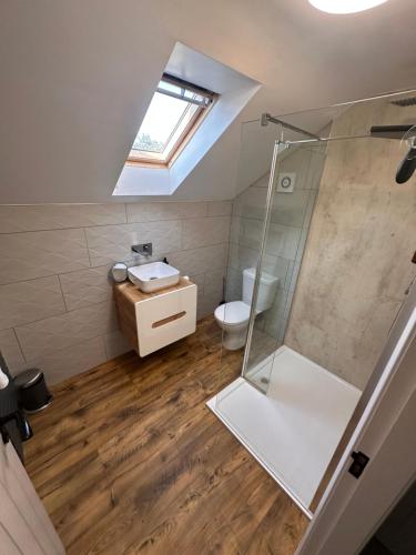 a bathroom with a glass shower and a toilet at Hygge Homes - Modern 1 bed house in Lincoln