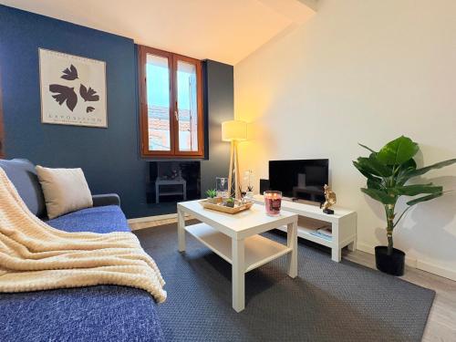 un salon avec un canapé et une table dans l'établissement Le Faubourg, à Pamiers