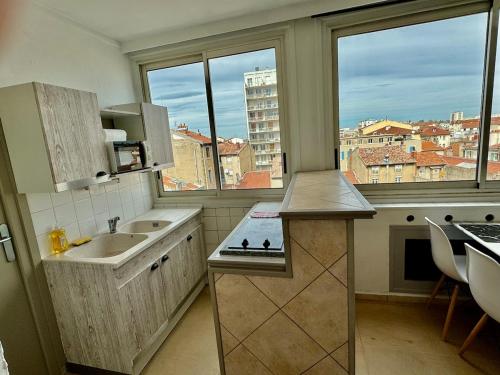 a kitchen with a sink and a counter with a window at Hyper Centre de Valence - Grand Studio 52 in Valence
