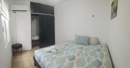een slaapkamer met een groot bed in een kamer bij Casa Héroes in Cancun