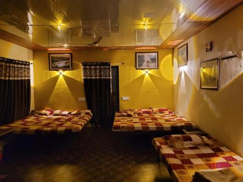 Postel nebo postele na pokoji v ubytování Ganraj River Rafting Kolad