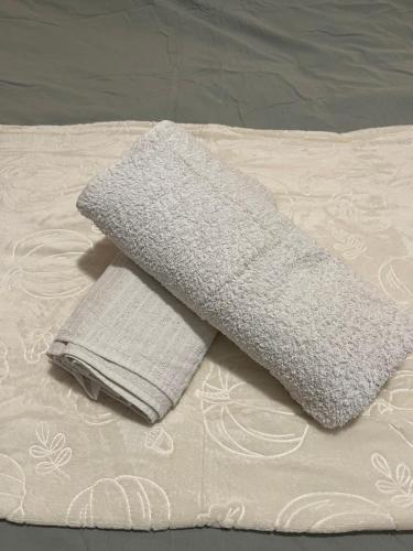 twee kussens bovenop een bed bij Casa Shay Brasov in Braşov