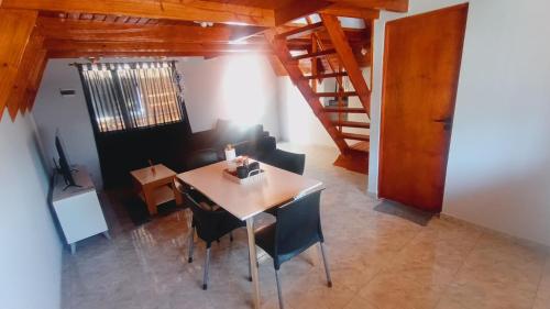 ein Esszimmer mit Tisch und Stühlen in der Unterkunft Cabañas Alpinas M&M in Perito Moreno