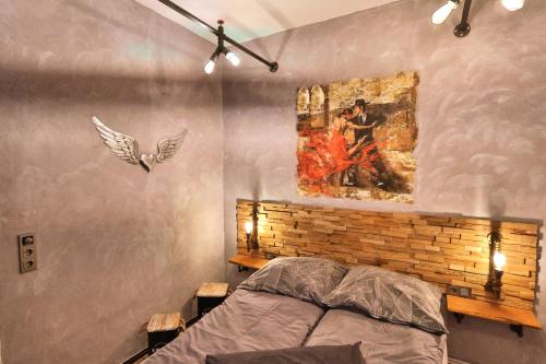a bedroom with a painting on the wall and a bed at Altstadtblick Altenburg in Altenburg