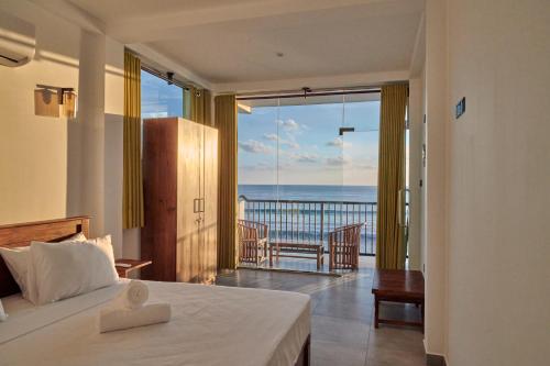 En eller flere senge i et værelse på KINGS BAY Beach Resort