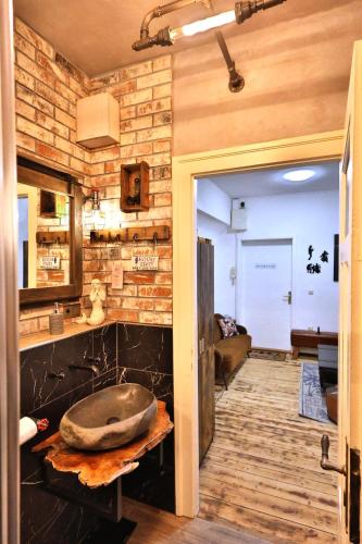 a bathroom with a stone wall and a sink at Altstadtblick Altenburg in Altenburg