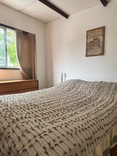 a bedroom with a bed and a window at Flor de Lis Casa in La Paloma
