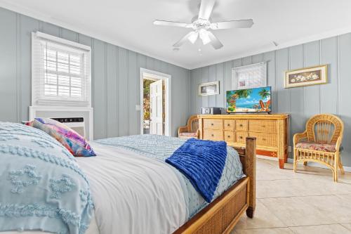 een slaapkamer met een bed en een plafondventilator bij Prime Downtown Location - Truman Little Cozy Cottage in Key West