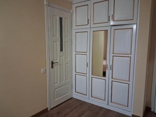 een lege kamer met een witte kast en een deur bij Галичанка Еліт SPA 