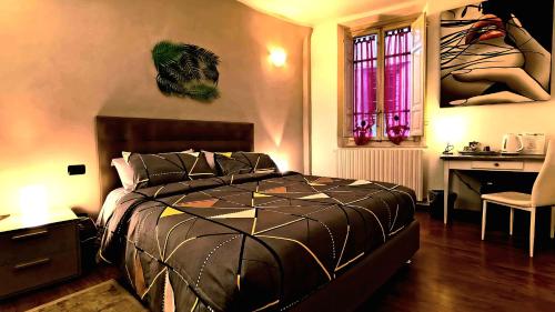 Finca del Sol في لوكّا: غرفة نوم بها سرير ومكتب ونافذة