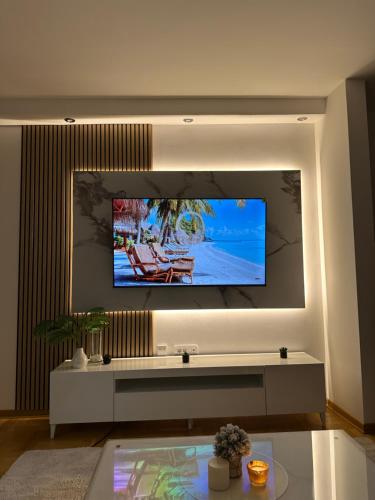 een woonkamer met een flatscreen-tv aan de muur bij Cetral032 in Čačak