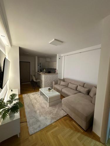 een woonkamer met een bank en een tafel bij Cetral032 in Čačak