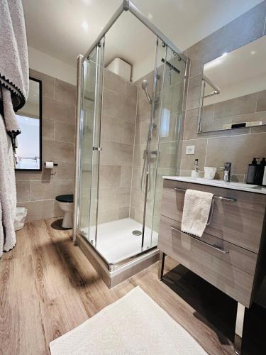a bathroom with a glass shower and a toilet at Séjour à Trouville Le Studio in Trouville-sur-Mer