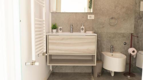 een badkamer met een wastafel en een ligbad bij Aerial House in Palermo