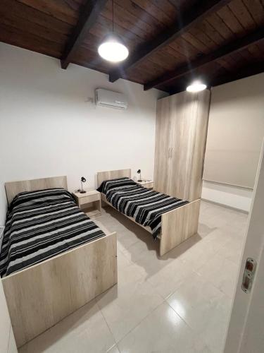 a room with two beds in a room at Remanso in Alta Gracia