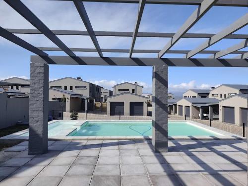 Hồ bơi trong/gần Langdown Loft - Central 3BD Townhouse