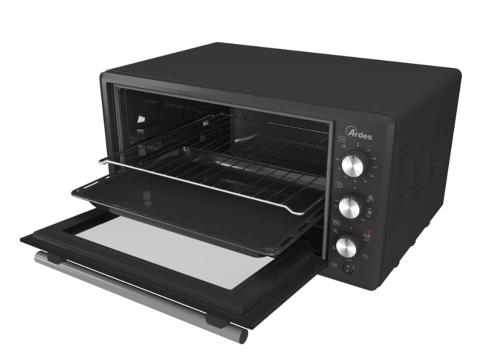 een zwarte broodroosteroven met een open deur bij La casetta rosa in Nicotera